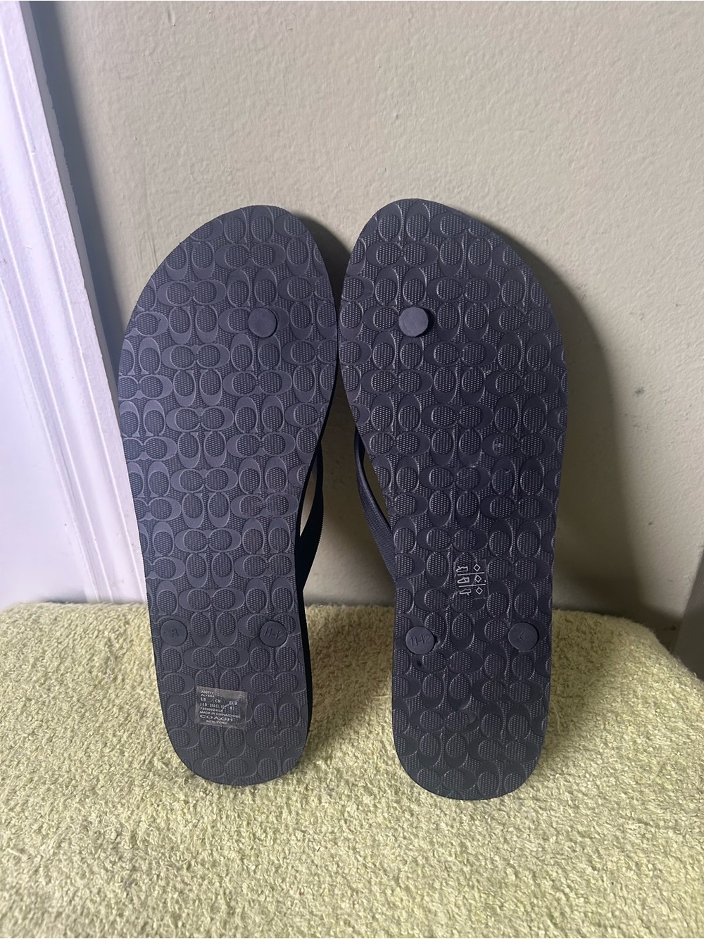 NWOT Coach Alyssa Women’s Black Red Pattern Flip Flops Slide Sandal Sz 11 - Picture 10 of 11